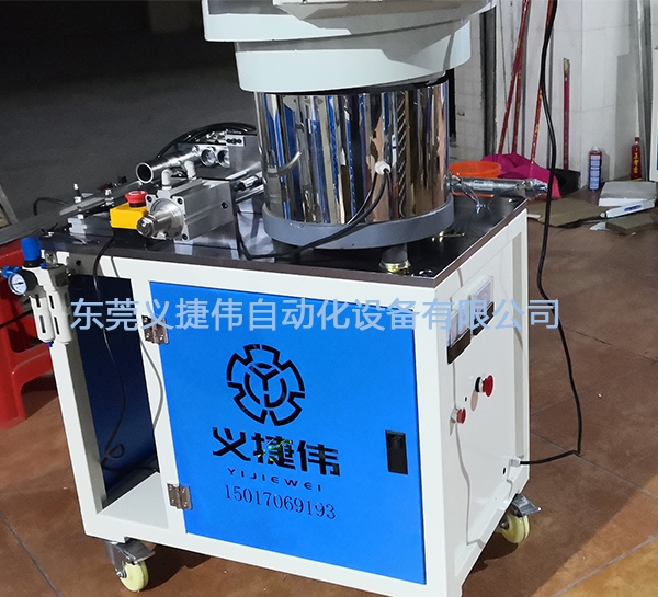 　　充磁機是一種用于給磁性材料充磁的設(shè)備，它可以為各種類型的磁體提供所需的磁場強度。充磁機的功率取決于多種因素，包括磁體的尺寸、磁場要求以及充磁過程的速度和效率等。因此，在回答充磁機功率的問題時，需要根據(jù)具體的情況進(jìn)行分析和估算。 　　一般來說，充磁機的功率可以通過以下幾個方面進(jìn)行估算： 　　1. 磁體的尺寸和材料：磁體的尺寸和類型對功率需求有著直接影響。較大的磁體通常需要更大的功率來達(dá)到所需的磁場強度。不同材料的磁化需求也不同，一些材料需要較高的功率才能達(dá)到所需的磁化程度。 　　是 　　2. 磁場要求：磁場強度是衡量磁體充磁效果的重要指標(biāo)。如果需要較高的磁場強度，那么充磁機所需的功率也會相應(yīng)增加。 　　3. 充磁速度和效率：充磁機的功率還與充磁的速度和效率有關(guān)。較高的充磁速度通常需要更大的功率來保持恒定的磁場強度。而有效率的充磁機可以在相同功率下更快地完成充磁過程。 　　綜上所述，對于充磁機的功率，沒有一個固定的數(shù)值，需要根據(jù)實際情況進(jìn)行具體的計算和估算。如果您有具體的磁體需求，可以提供相關(guān)參數(shù)，讓專業(yè)的工程師為您進(jìn)行準(zhǔn)確的功率計算。這樣可以確保磁體充磁過程的順利進(jìn)行，并達(dá)到所需的磁場強度要求。